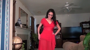 Cougar finds irresistible fingering in pantyhose in HD