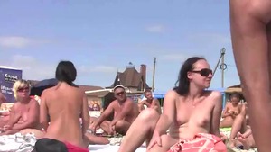 Got her pussy smashed at the beach