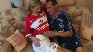 Horny Two - Mia Hilton de 18 años descubre pequeños pechos