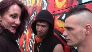 Double penetration accompanied by european cougar Kelly Pix