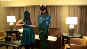 Kinky cougar gets a buzz out of femdom wearing mask in HD