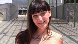 Tätowierter Amateur sehnt sich nach echtem Ficken