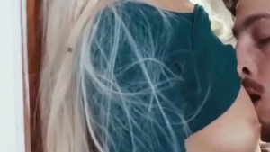 Hart zusammen schlagen mit wunderschönem blondem Haar