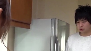 Junge Japanische Milf lutscht Schwanz im HD-Format
