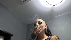 Undercoversluts: Pequeña chica fumando en secreto