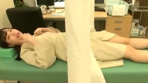 国产剧情演绎猥琐医生给校花检查身体