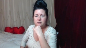 Female got her pussy pounded solo