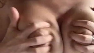 Schöne sehr versaute weibliche Fetisch-Live vor der Kamera