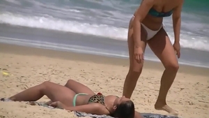 Candid Beach: Golpeando duro a una joven amadora en traje de baño público