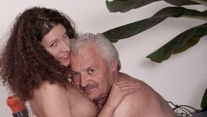 Oldje: Teen Stephanie Sierra handjob