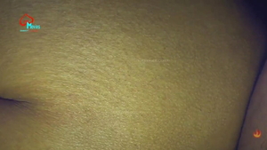 MILF sexy si masturba con la mano fatta in casa durante l’audizione.