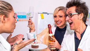 Hitzefrei: Mia Blow fingering