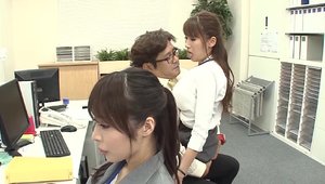 Grandes tetas japonesas follan en la oficina: chicas asiáticas se portan mal públicamente